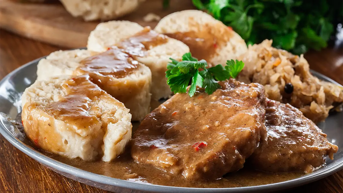 Saftiger Schweinsbraten mit Semmelknödel