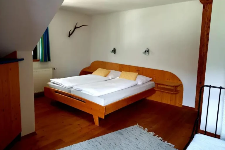 alpenblick-fewo1_schlafzimmer-bett2