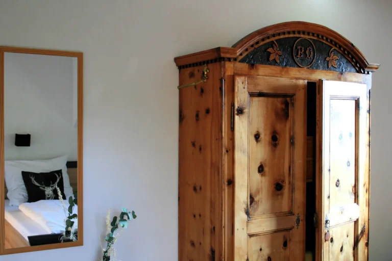 alpenblick-fewo2-schlafzimmer-schrank
